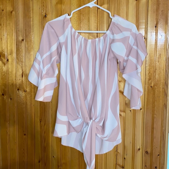 Tops - Beautiful tie up Bellsleeved top size large